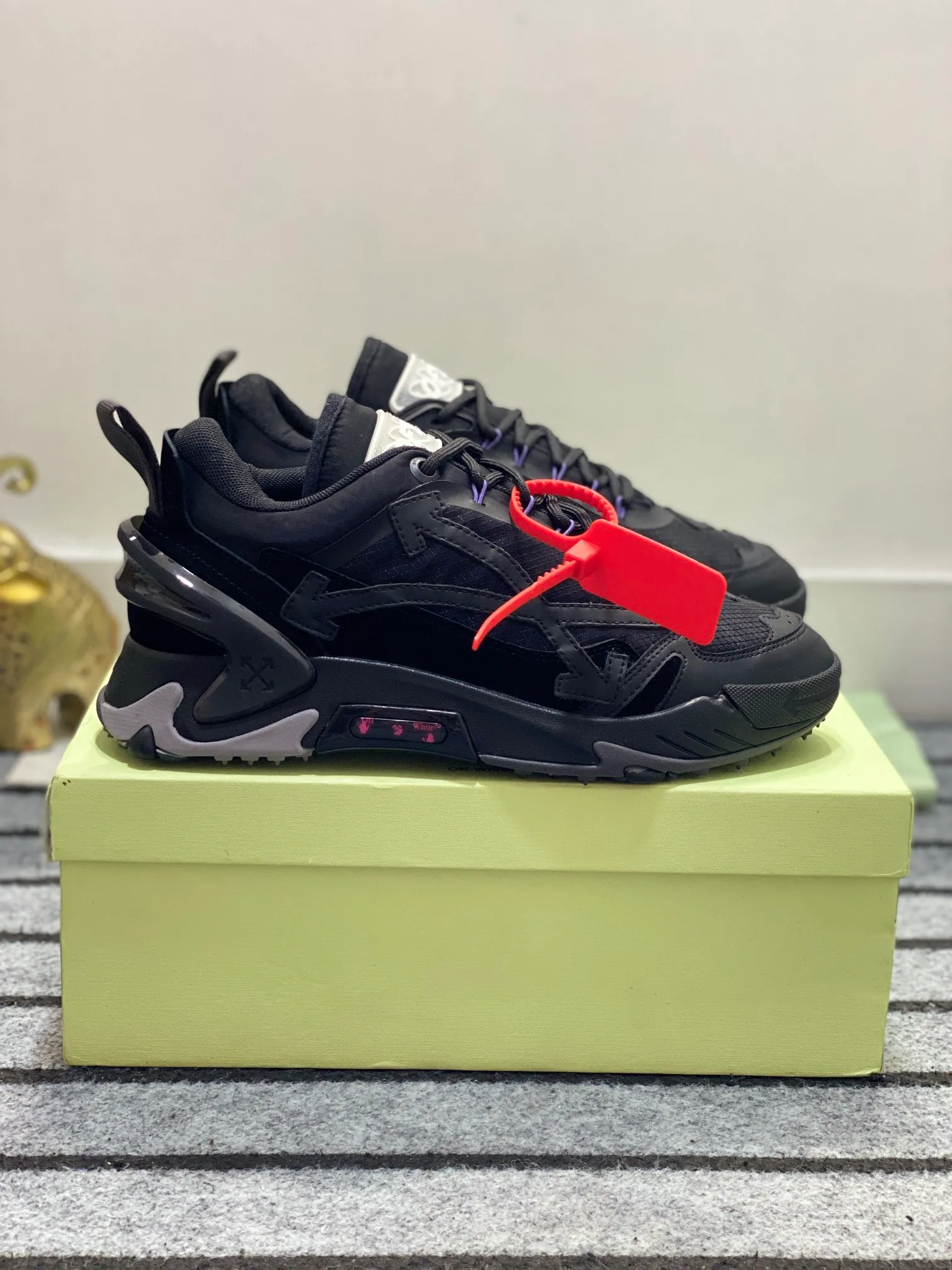 Men's shoes 💰640🌼【New】High-end boutique-OFF-WHITE x Air Jordan】1 The joint shoe design has been highly concerned by everyone. The new shoes are shown in the popular Chicago bull white and yellow LOGO color scheme. The shoe body is made of cowhide stitching and other materials. In addition to the X hidden on the inside of the leather, the oversized Swoosh, OFF-WHITE for Nike, and Air Jordan 1Birth information and the word AIR are displayed on both sides of the shoe, and OFF-WHITE's iconic details can be seen on the TPU sole and insole. You can choose a pair if you like the style. Size: 38-45 (45 customized